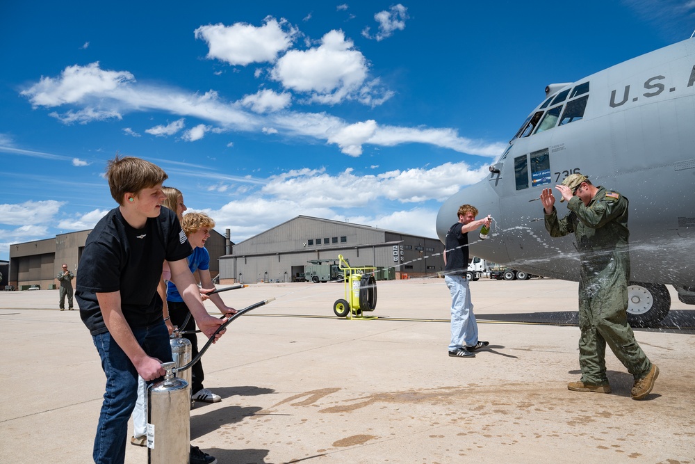 302d Operations Group deputy commander accomplishes fini flight