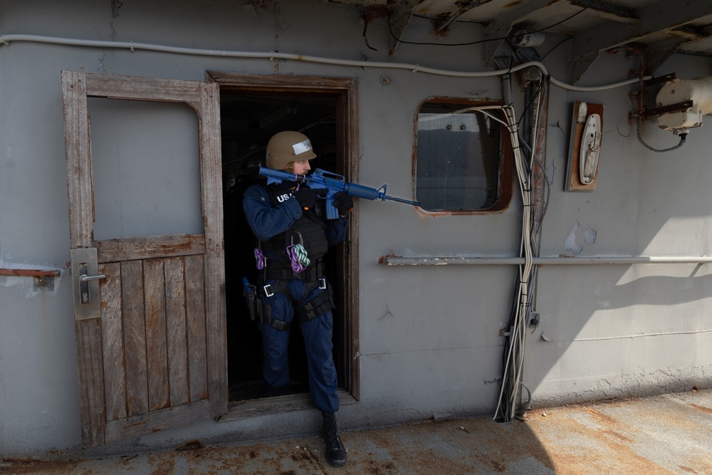 USS Oscar Austin (DDG 79) Conducts Visit, Board, Search and Seizure (VBSS) Certification in Souda Bay, Greece