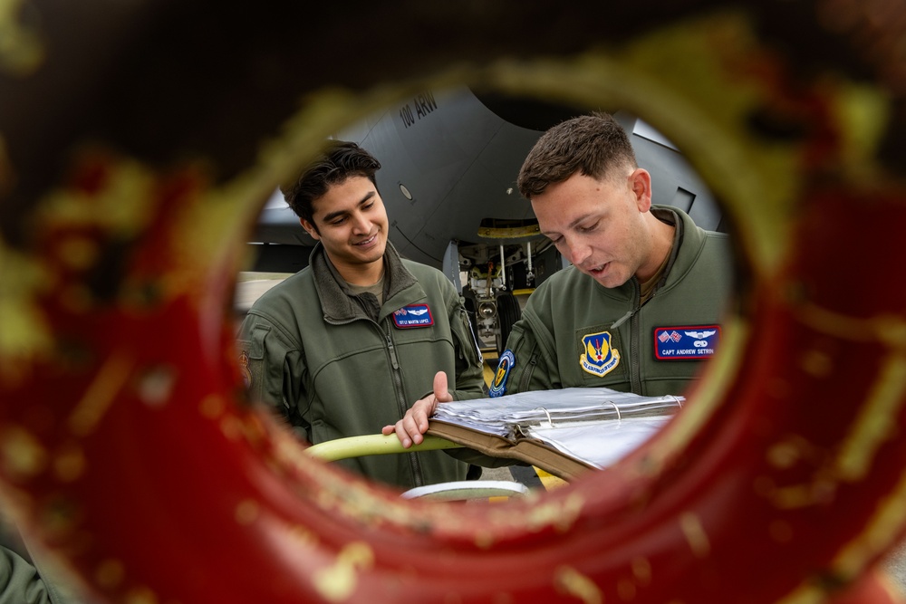 100th ARW refuels, trains with Norwegian allies
