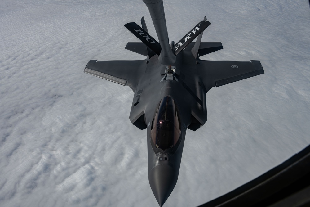 100th ARW refuels, trains with Norwegian allies