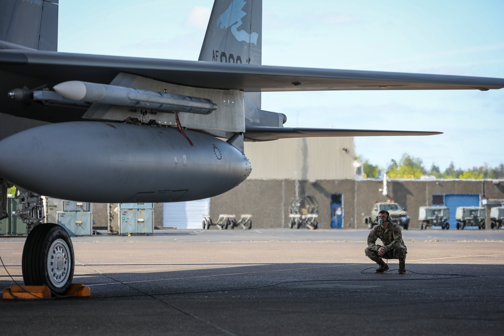 Nordhaus visits Oregon Guard's 142nd Wing