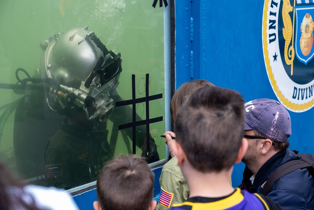 Coast Guard Recruiters, Atlantic Strike Team, and Divers Engage with Public During Fleet Week New York 2025