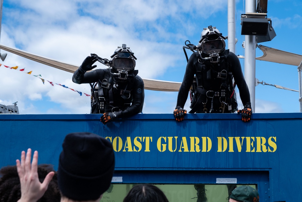 Coast Guard Recruiters, Atlantic Strike Team, and Divers Engage with Public During Fleet Week New York 2025