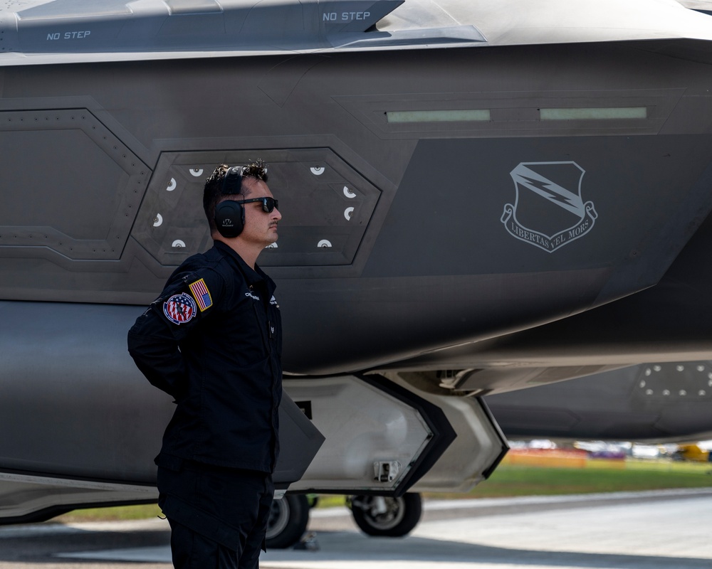 F-35 Lightning II Demo Team at Sun N Fun