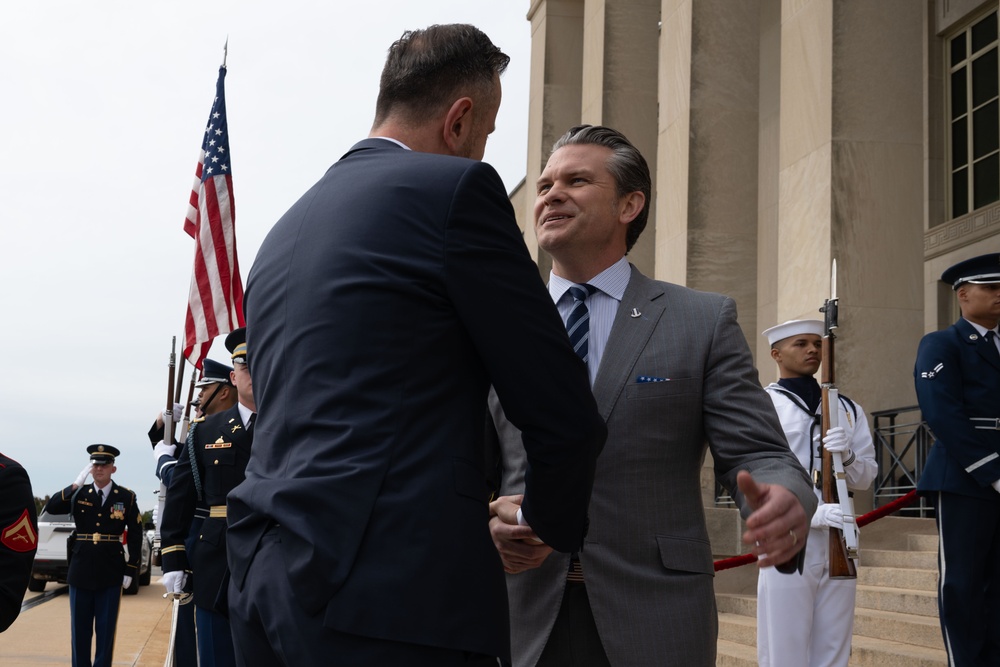 SD hosts Polish Deputy Prime Minister at Pentagon