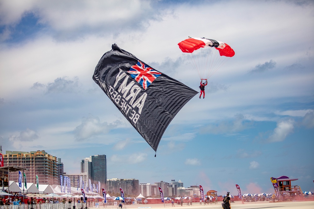 U.S. Army Parachute Team Joins British Army Red Devils for Hyundai Air and Sea Show