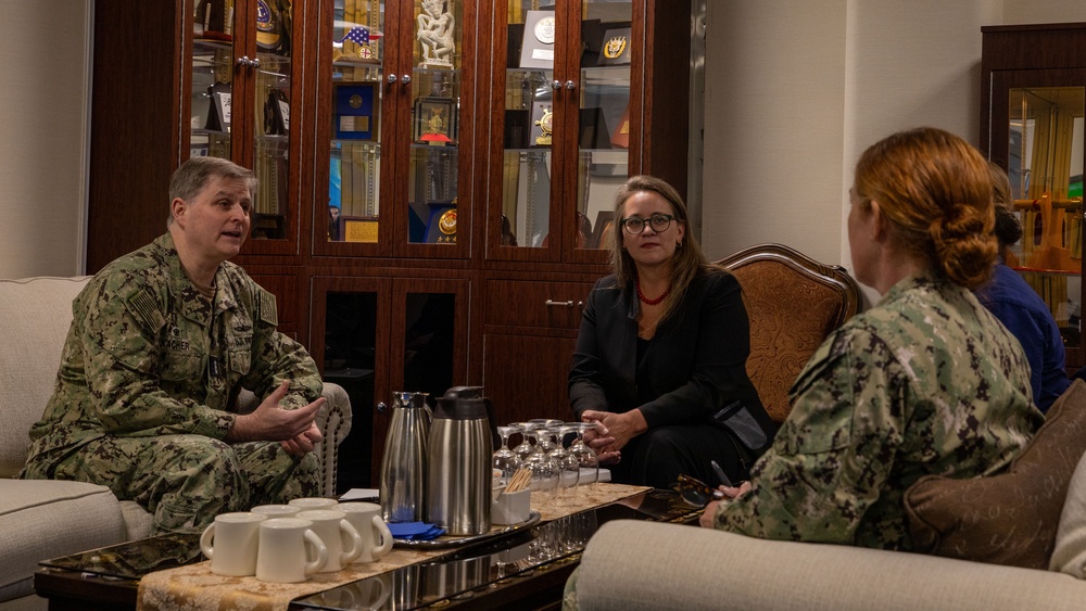 U.S. Chargé d’Affaires meets with C7F Commander aboard USS Blue Ridge