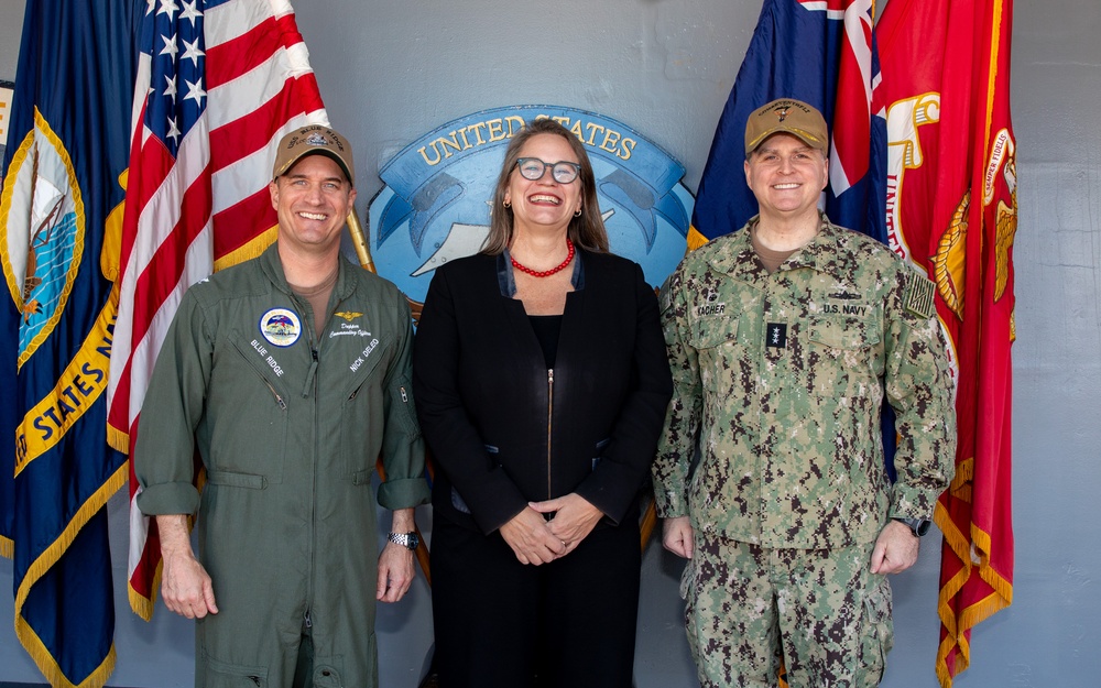 U.S. Chargé d’Affaires meets with C7F Commander aboard USS Blue Ridge