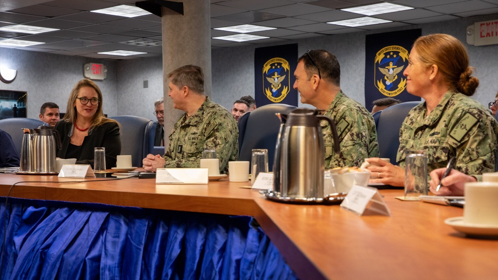 U.S. Chargé d’Affaires meets with C7F Commander aboard USS Blue Ridge