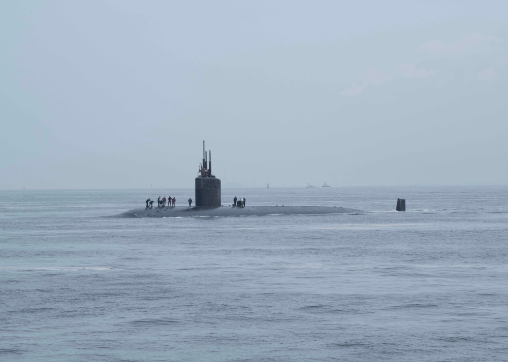 USS Columbia (SSN 771) pulls into Commander, Fleet Activites Yokosuka