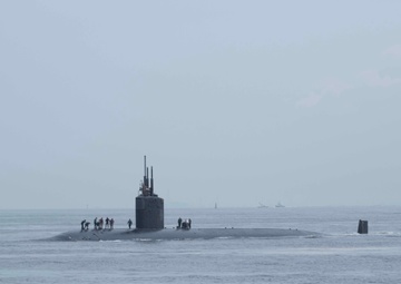 USS Columbia (SSN 771) pulls into Commander, Fleet Activites Yokosuka