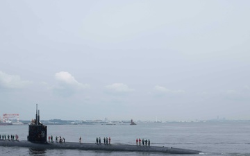 USS Columbia (SSN 771) pulls into Commander, Fleet Activites Yokosuka