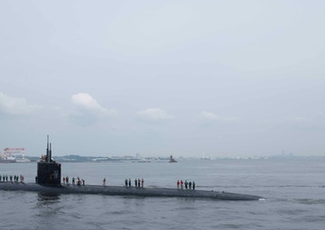 USS Columbia (SSN 771) pulls into Commander, Fleet Activites Yokosuka