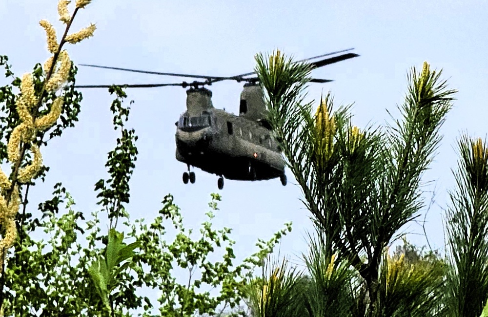 CH-47 Chinook crew helps Army Reserve competitors for Best Squad competition at Fort McCoy