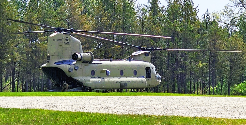 CH-47 Chinook crew helps Army Reserve competitors for Best Squad competition at Fort McCoy