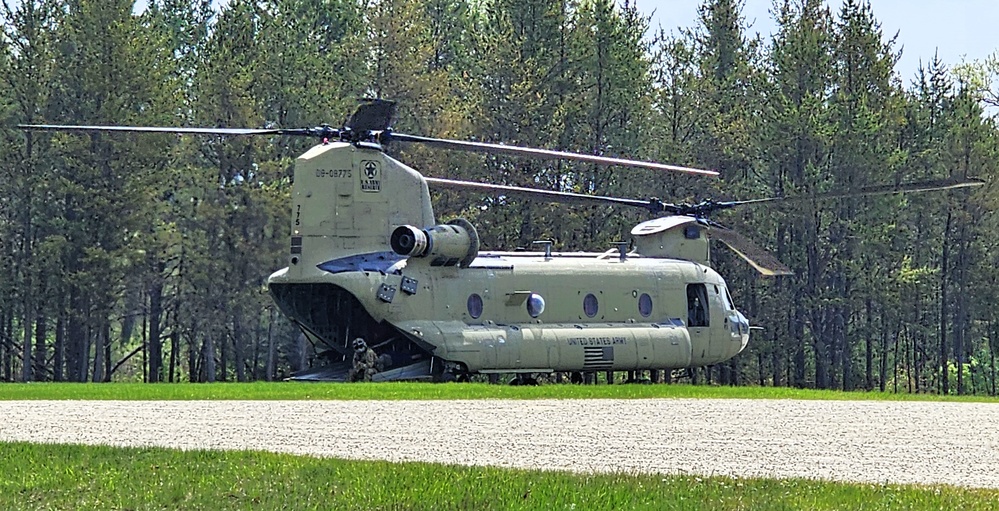 CH-47 Chinook crew helps Army Reserve competitors for Best Squad competition at Fort McCoy