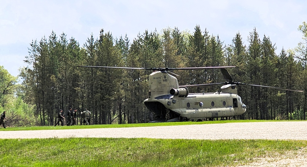 CH-47 Chinook crew helps Army Reserve competitors for Best Squad competition at Fort McCoy