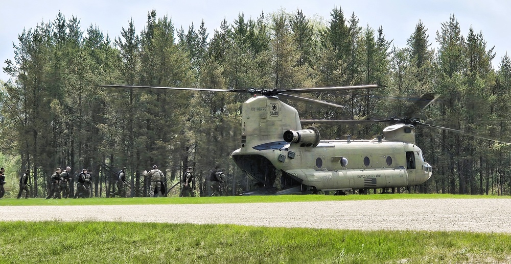 CH-47 Chinook crew helps Army Reserve competitors for Best Squad competition at Fort McCoy