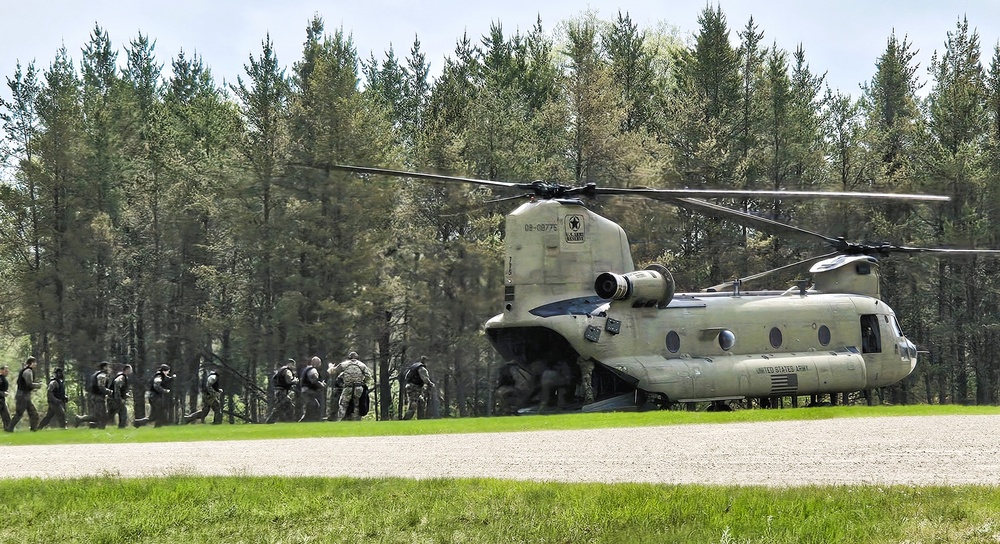 CH-47 Chinook crew helps Army Reserve competitors for Best Squad competition at Fort McCoy