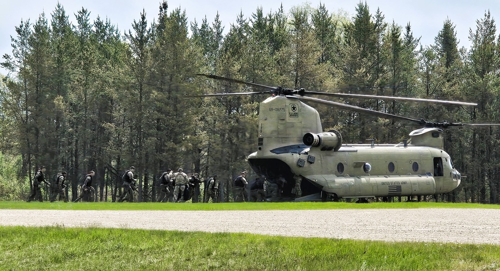 CH-47 Chinook crew helps Army Reserve competitors for Best Squad competition at Fort McCoy