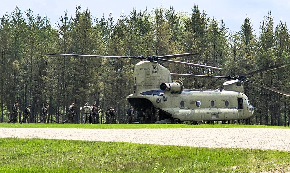 CH-47 Chinook crew helps Army Reserve competitors for Best Squad competition at Fort McCoy