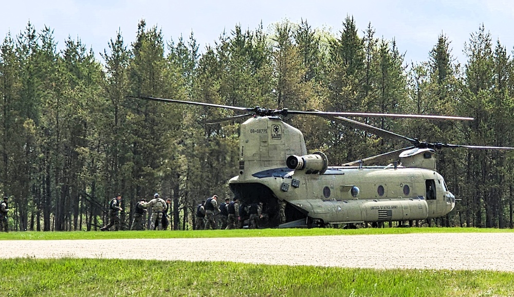 CH-47 Chinook crew helps Army Reserve competitors for Best Squad competition at Fort McCoy