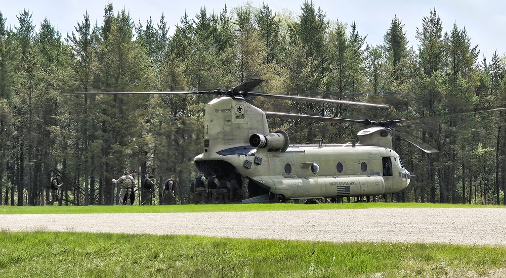 CH-47 Chinook crew helps Army Reserve competitors for Best Squad competition at Fort McCoy