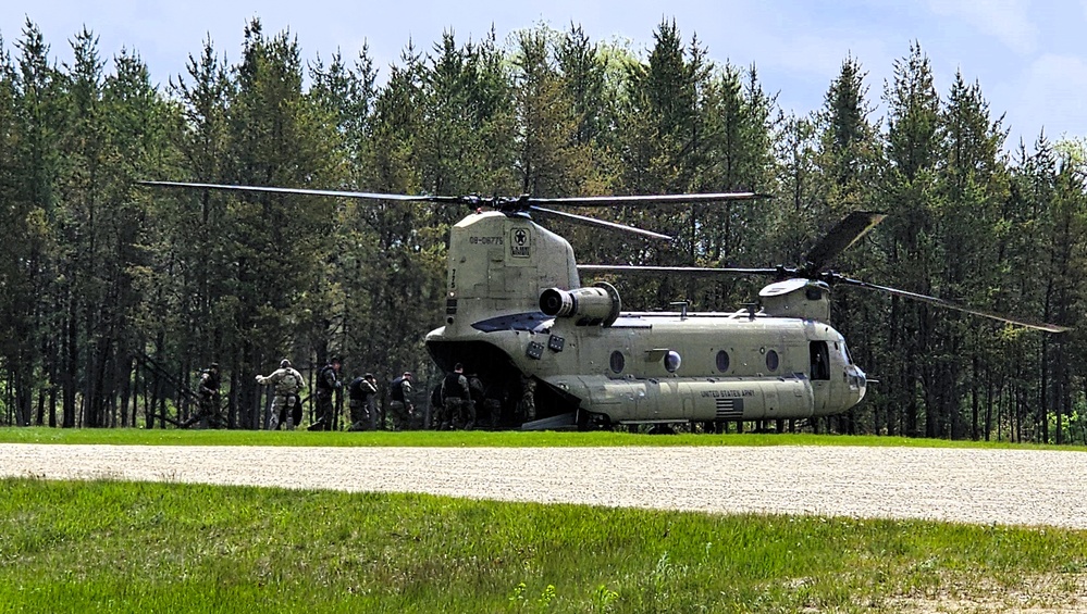 CH-47 Chinook crew helps Army Reserve competitors for Best Squad competition at Fort McCoy