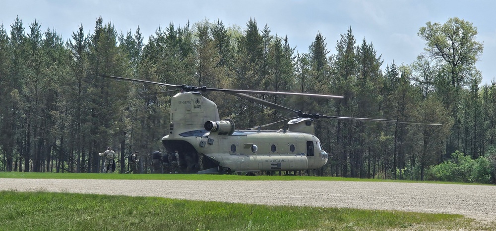 CH-47 Chinook crew helps Army Reserve competitors for Best Squad competition at Fort McCoy