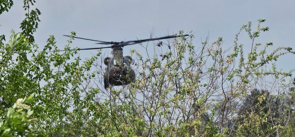 CH-47 Chinook crew helps Army Reserve competitors for Best Squad competition at Fort McCoy