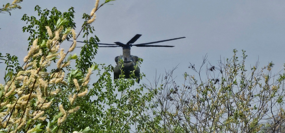 CH-47 Chinook crew helps Army Reserve competitors for Best Squad competition at Fort McCoy