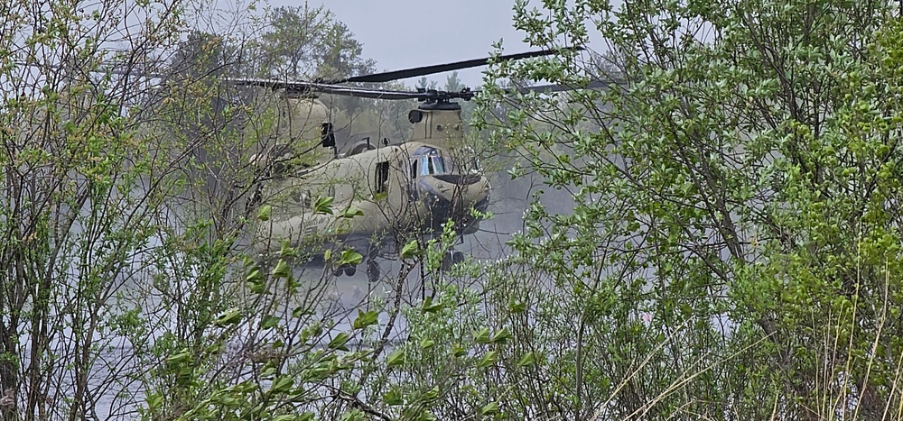 CH-47 Chinook crew helps Army Reserve competitors for Best Squad competition at Fort McCoy