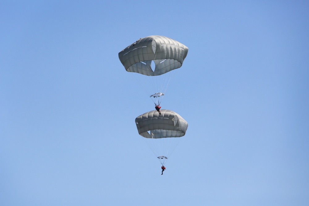 Army paratroopers conduct water jump into Lake Okeechobee