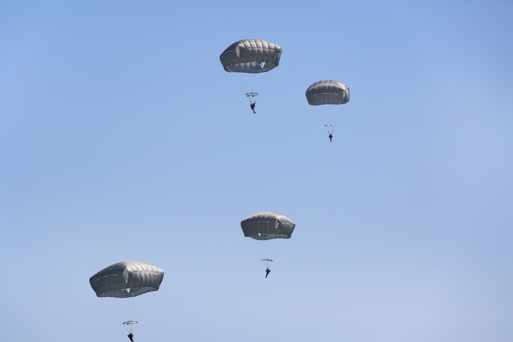 Army paratroopers conduct water jump into Lake Okeechobee