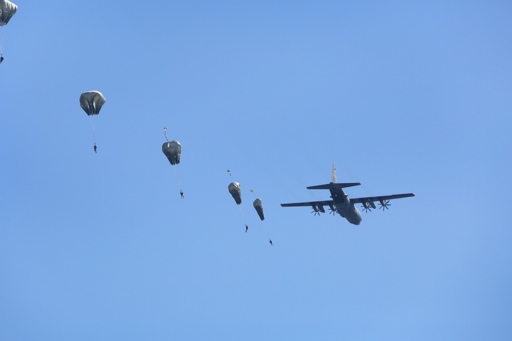 Army paratroopers conduct water jump into Lake Okeechobee