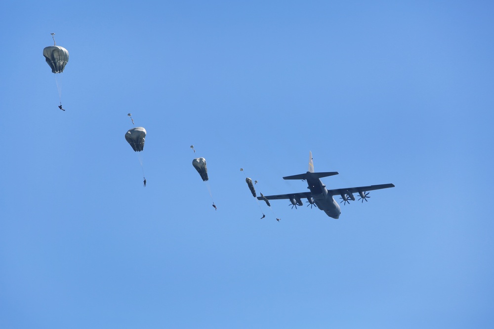 Army paratroopers conduct water jump into Lake Okeechobee