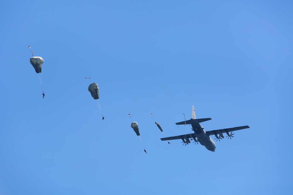 Army paratroopers conduct water jump into Lake Okeechobee