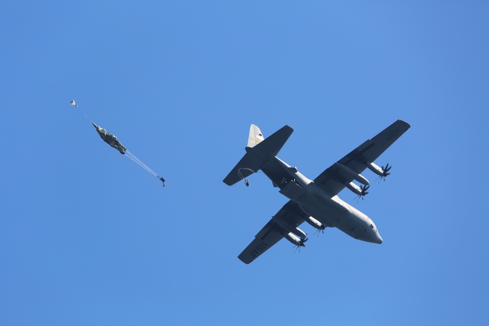Army paratroopers conduct water jump into Lake Okeechobee