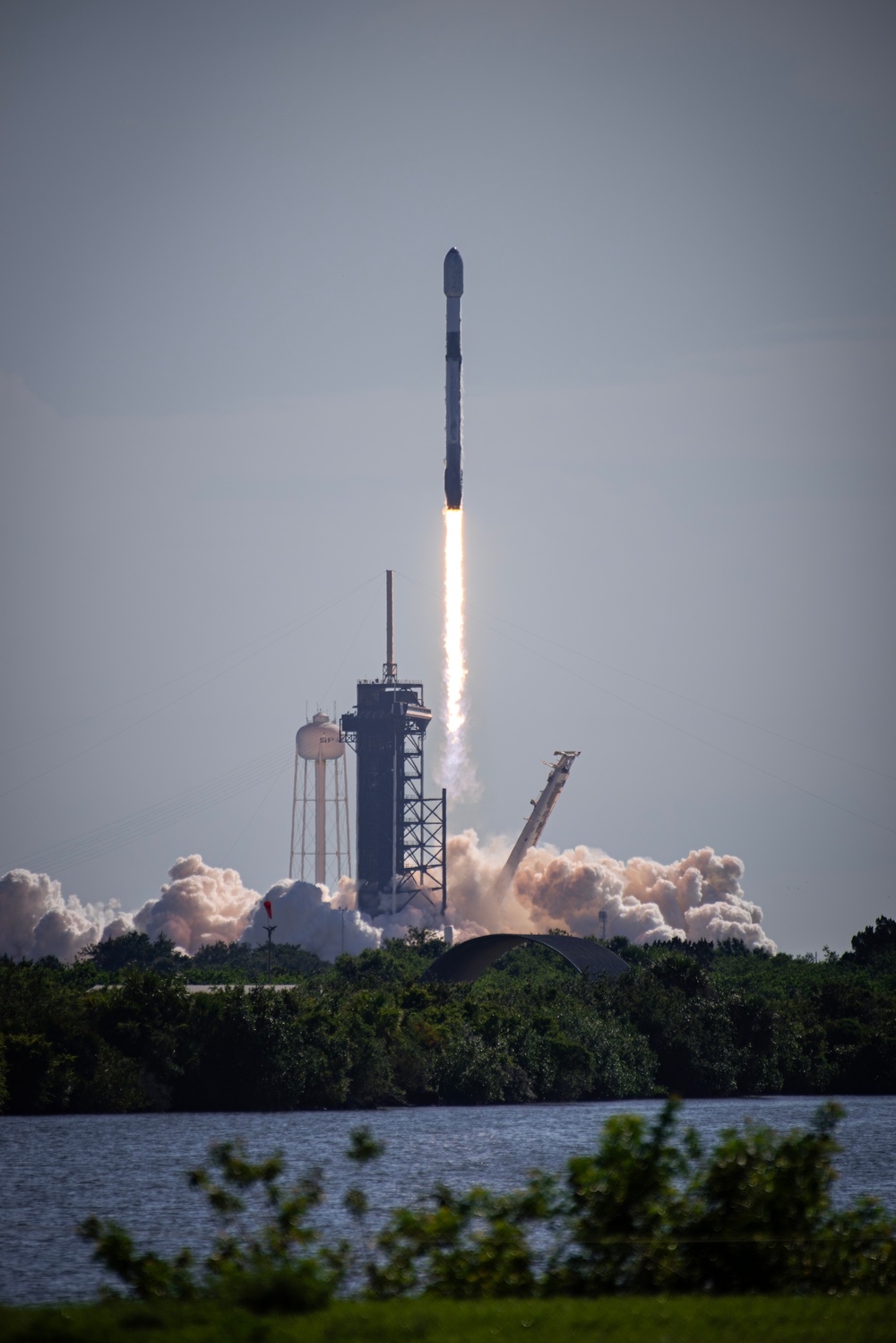 Starlink 10-32 Launches from Kennedy Space Center