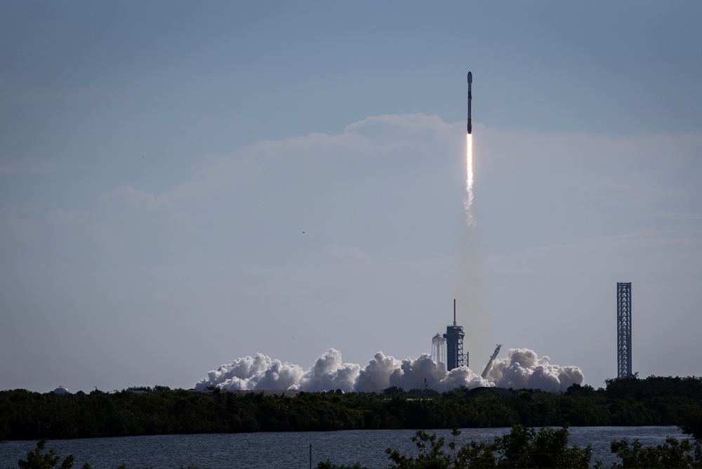 Starlink 10-32 Launches from Kennedy Space Center