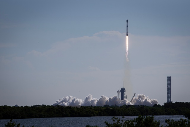 Starlink 10-32 Launches from Kennedy Space Center