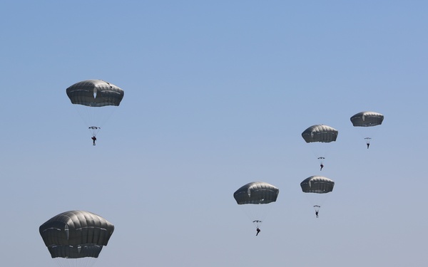 Army paratroopers conduct water jump into Lake Okeechobee