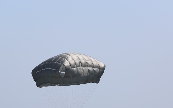 Army paratroopers conduct water jump into Lake Okeechobee