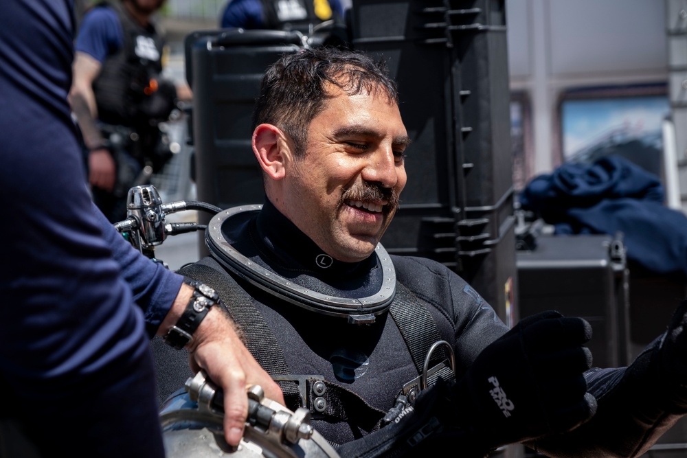Coast Guard Divers Demonstrate Capabilities During Fleet Week New York 2025