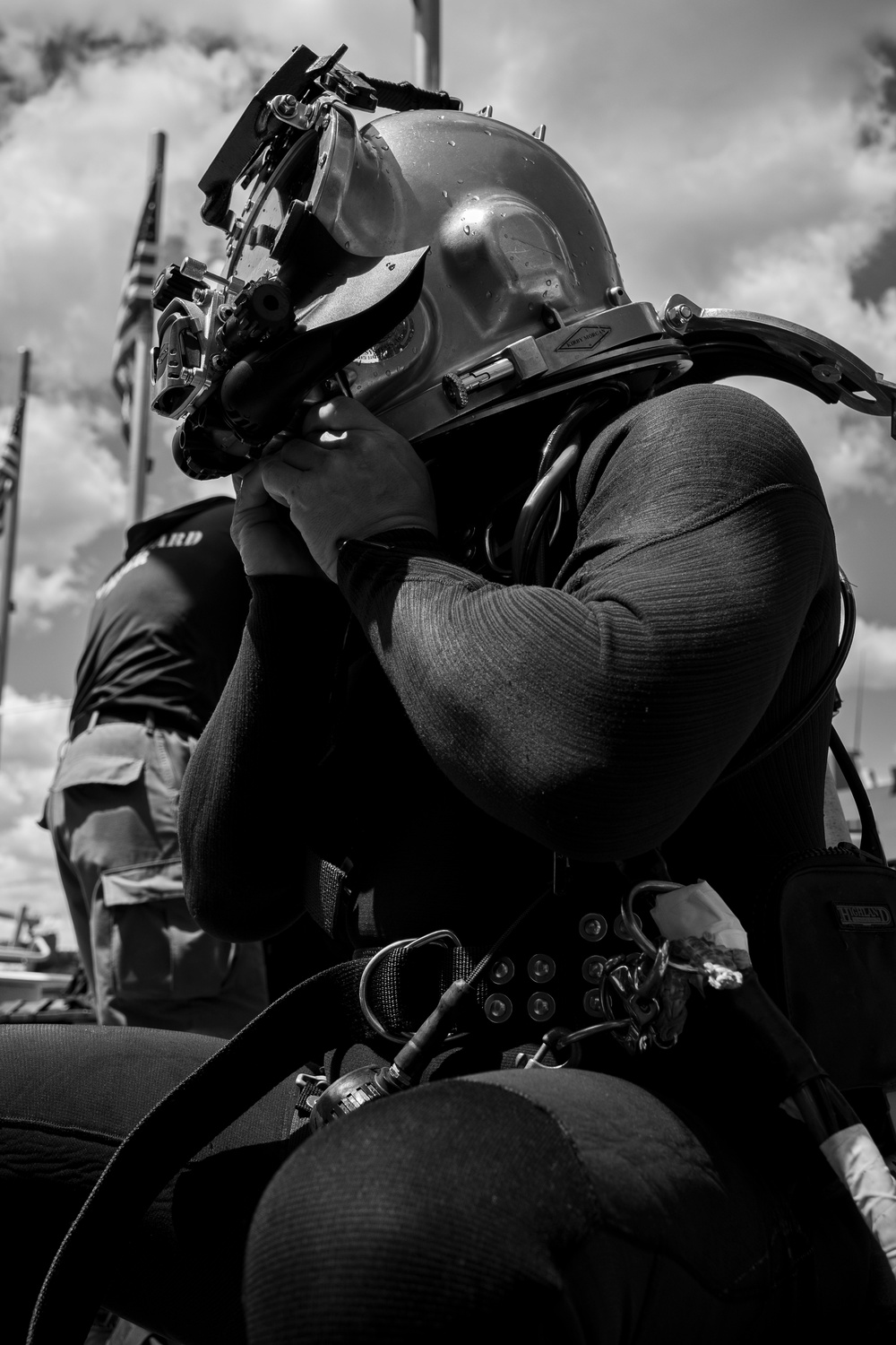 Coast Guard Divers Demonstrate Capabilities During Fleet Week New York 2025