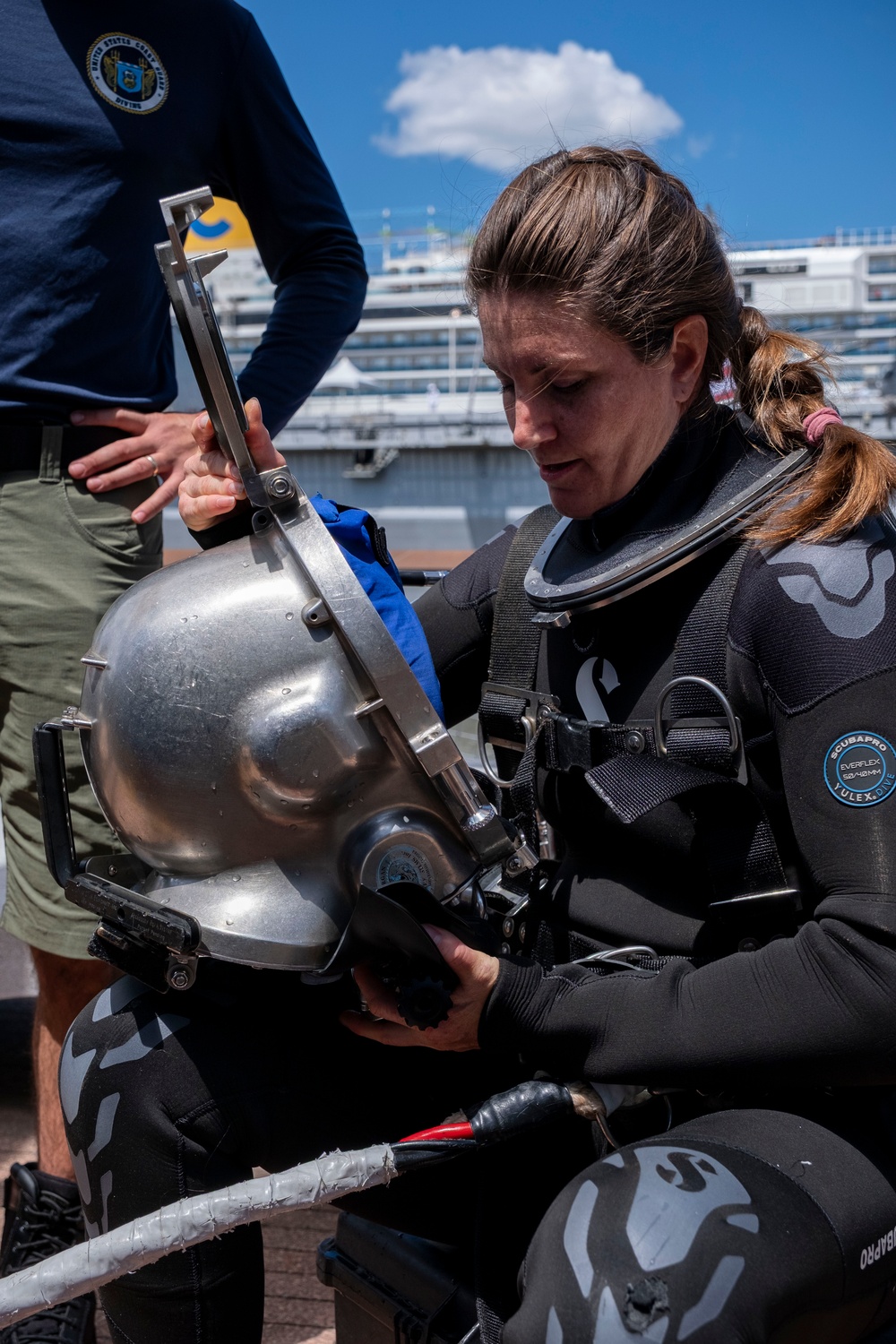 Coast Guard Divers Demonstrate Capabilities During Fleet Week New York 2025