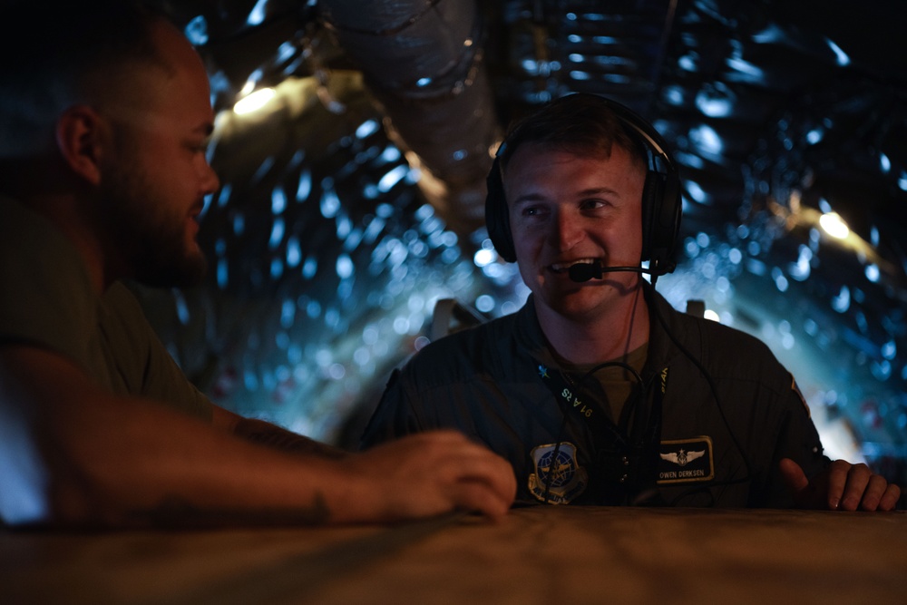 91st ARS refuels 437th AW C-17s
