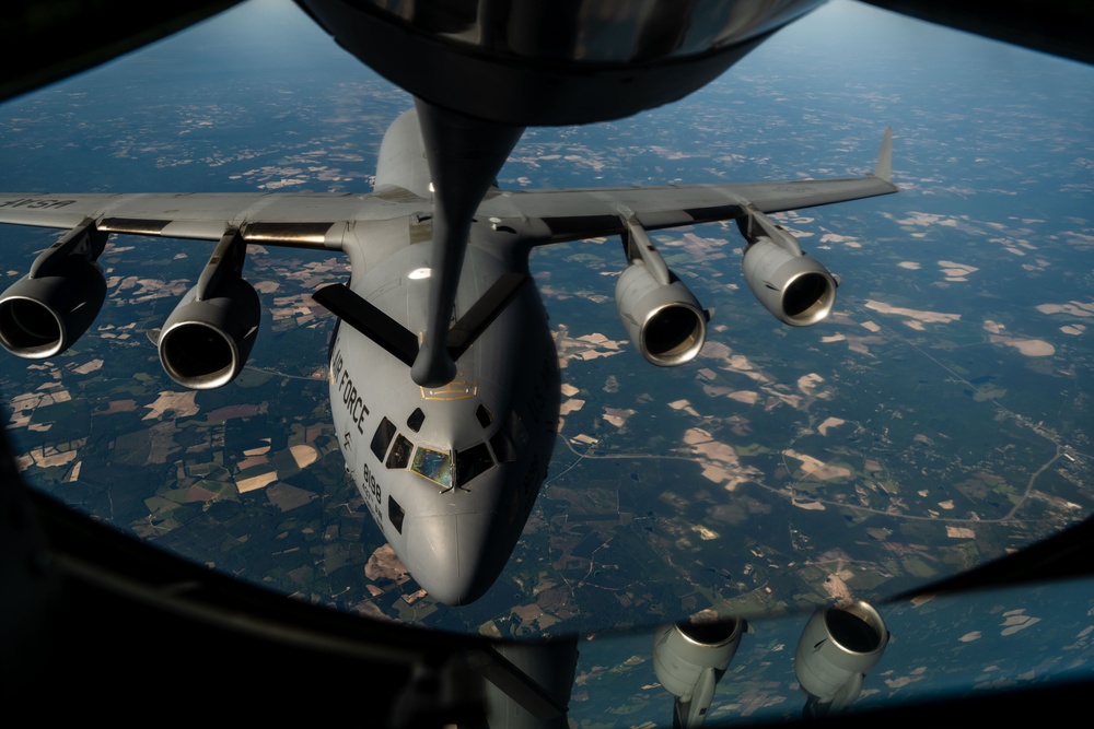91st ARS refuels 437th AW C-17s
