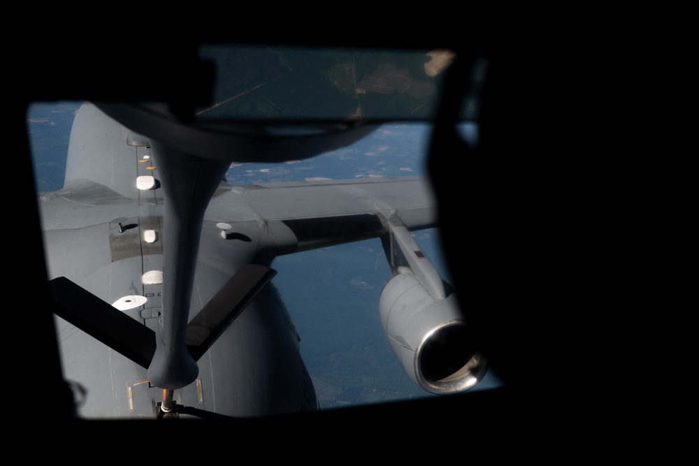91st ARS refuels 437th AW C-17s