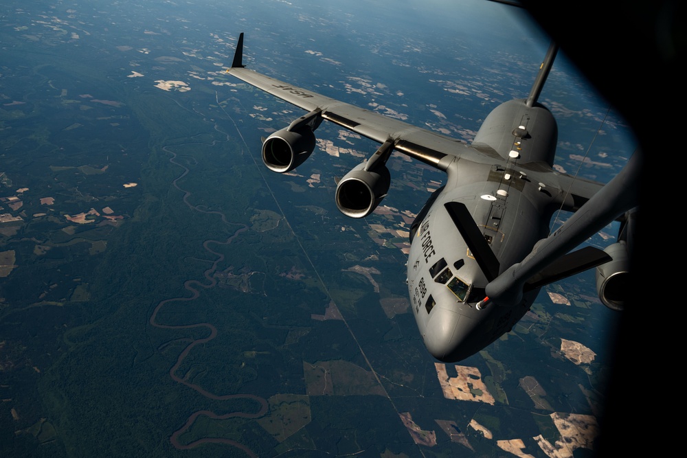 91st ARS refuels 437th AW C-17s